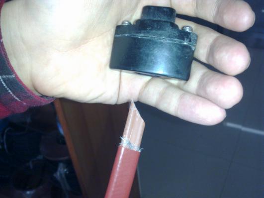 將電伴熱帶的末端剝去外護套及屏蔽層,將伴熱帶線芯剪成斜口